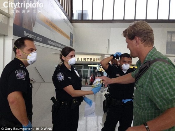 《奥巴马宣布将全面加强美机场埃博拉病毒筛查》