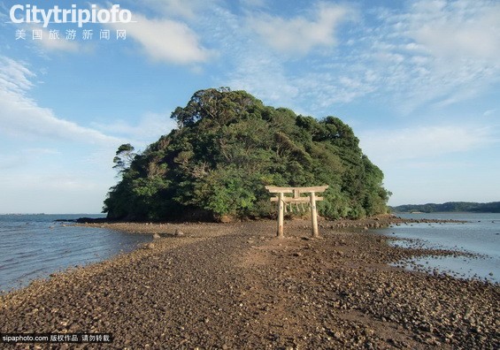 《日本神奇的小岛神社 只有退潮时才有路登岛》