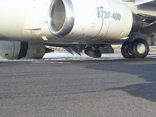 阿富汗一客机降落时主起落架坍塌 机身受损
