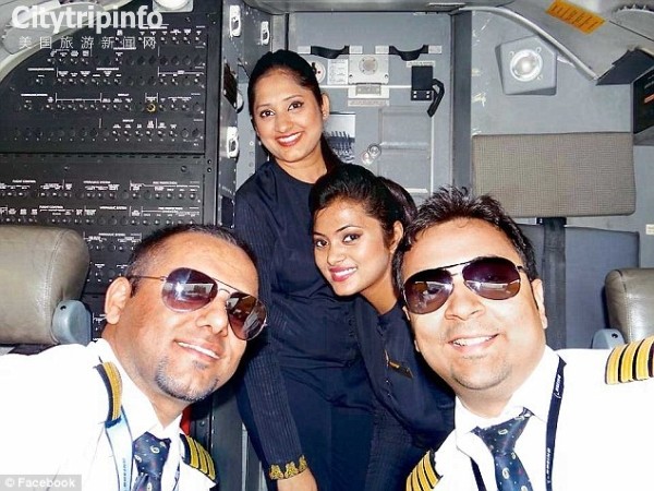 罔顾安全规定 印度飞行员热衷在驾驶舱内合影