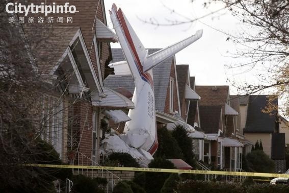 《美国：小飞机出故障坠进民宅 飞行员身亡》