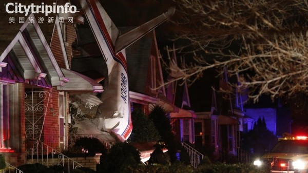 美国：小飞机出故障坠进民宅 飞行员身亡
