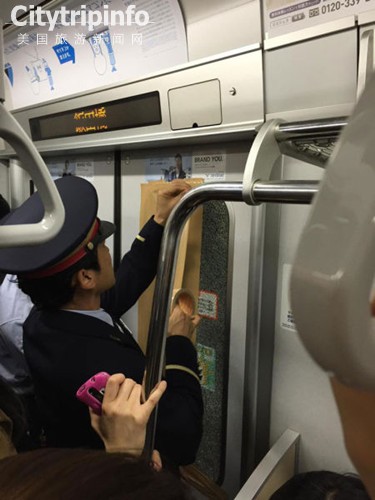 《日本东京地铁因乘客过多致车厢玻璃破裂(图)》
