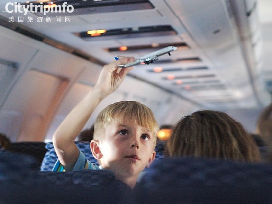 《旅行费用高 英团体要求政府减免儿童航空税》
