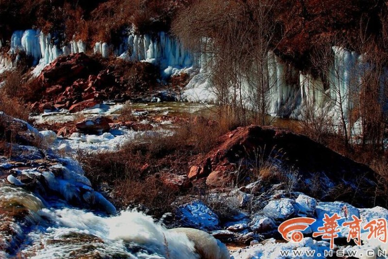 《自然奇观|陕西神木县现冰瀑奇观　冰挂晶莹剔透引围观》