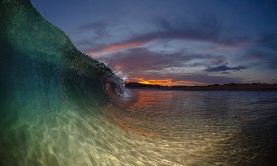 《自然奇观|澳摄影师追逐风浪　拍摄震撼海滩美景！》
