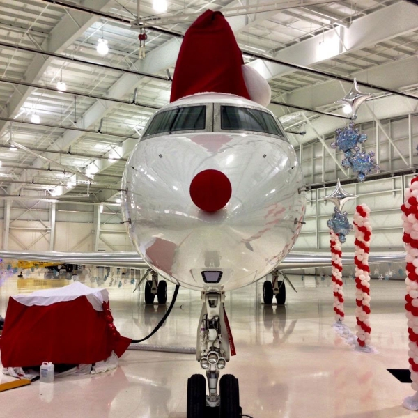 《美联航航班搭载儿童飞“北极”见圣诞老人》