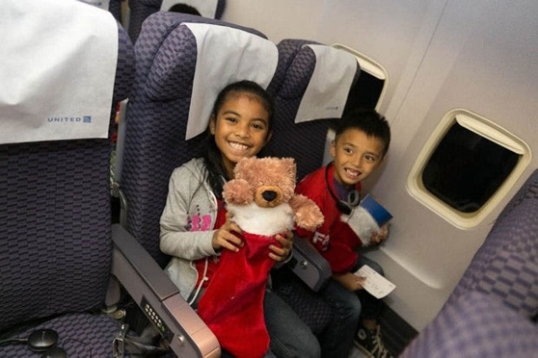 美联航航班搭载儿童飞“北极”见圣诞老人