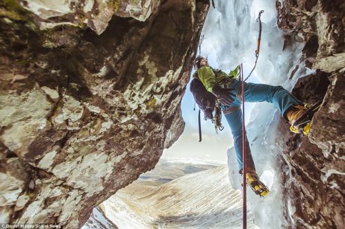 《极限人物|探险家在攀登英国最高峰　途中拍下奇美雪景！》