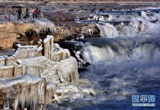 《自然奇观 |黄河壶口瀑布　出现「冰瀑玉壶」景观》