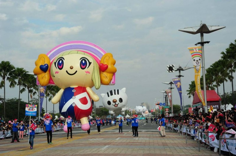 《萌样上街！高雄巨型气球大游行　OPEN小将牵手凯蒂猫》