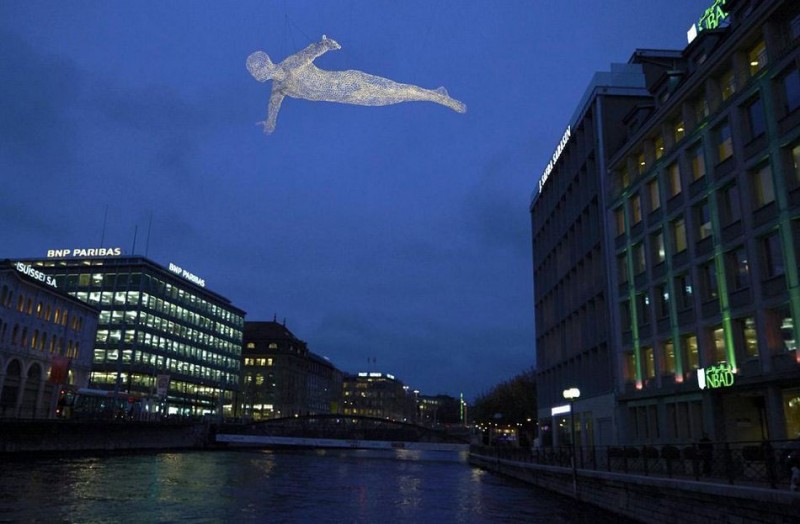 《游世界|飞行！　艺术家创造「透明人」翱翔天际》