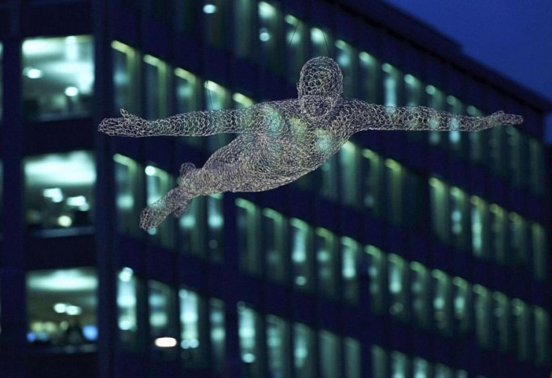 《游世界|飞行！　艺术家创造「透明人」翱翔天际》