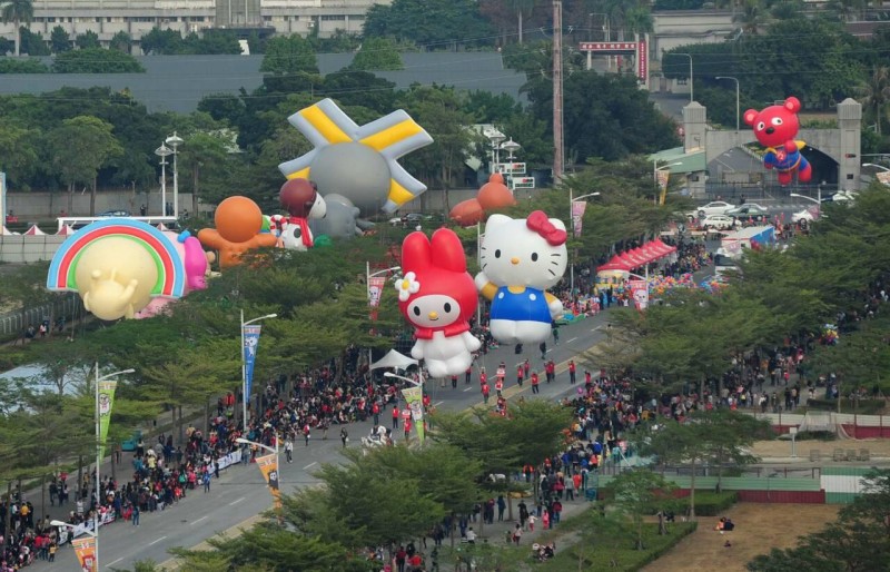 《萌样上街！高雄巨型气球大游行　OPEN小将牵手凯蒂猫》