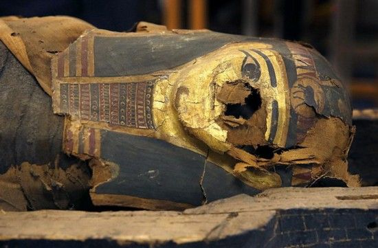 《2500年前古埃及石棺首见天日 木乃伊脚趾外露》
