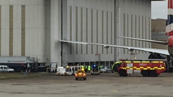 《英国航空飞机撞上机库 机翼翼梢受损》