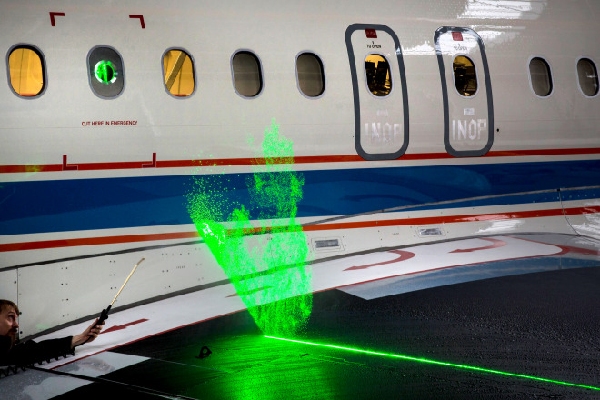 《镭射光显示机翼气流运动 助飞机降噪省油》