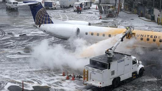 《特大暴风雪袭美国 三天已有超6000航班取消》