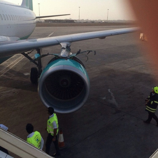 沙特一客机爬升时发动机整流罩打开后被撕裂
