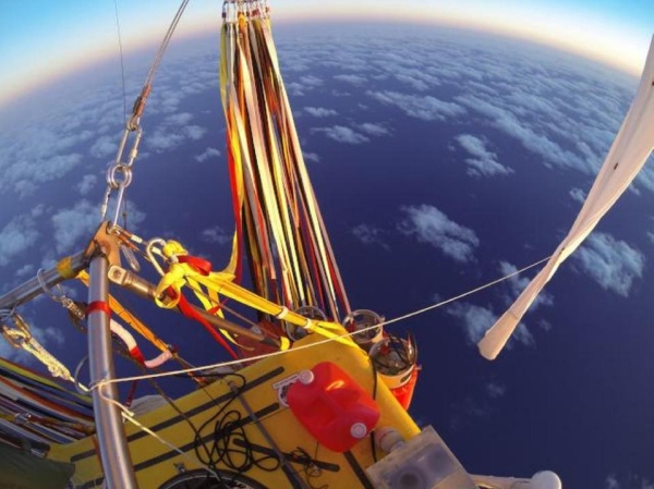 《氦气球飞行员6天穿越太平洋 航程创历史记录》