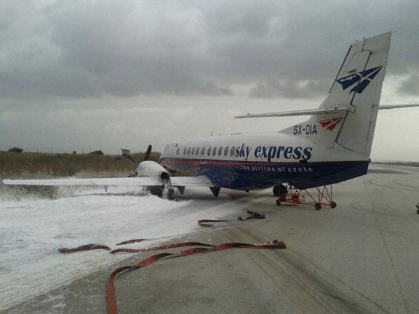 《希腊一客机降落时发生重着陆 主起落架坍塌》