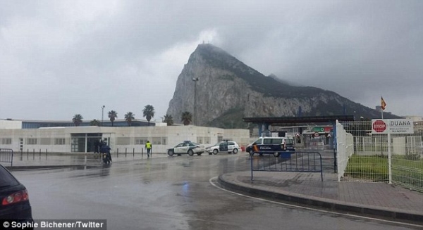 《直布罗陀机场发现疑似爆炸物行李 乘客疏散》