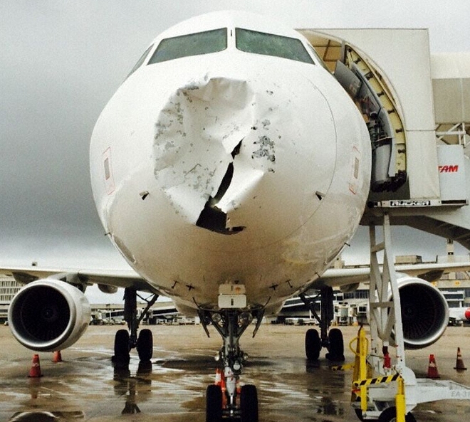 《巴西一客机爬升时遭冰雹袭击 机头严重“破相”》