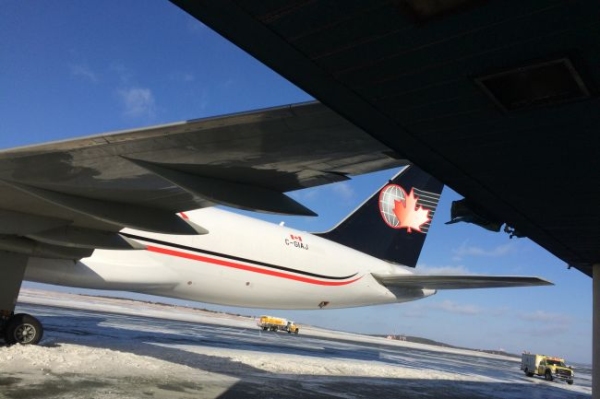 加拿大一757货机滑行中撞上机场建筑