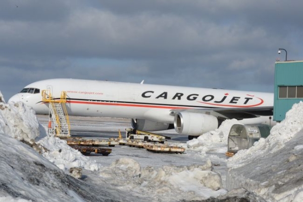 《加拿大一757货机滑行中撞上机场建筑》