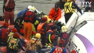 《台湾复航班机坠河伤亡惨重 2具黑盒子寻获（图）》