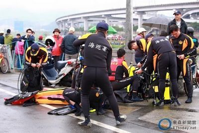 《台湾复航班机坠河伤亡惨重 2具黑盒子寻获（图）》