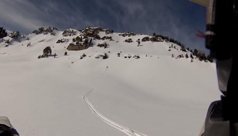 《美国男子登山遇雪崩被埋 摄像头记录惊险过程》