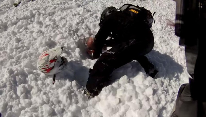 《美国男子登山遇雪崩被埋 摄像头记录惊险过程》