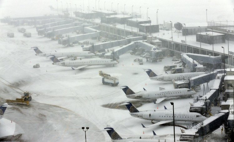 《2015年暴风雪取消航班 航空公司损失2亿美金[新年礼物]》