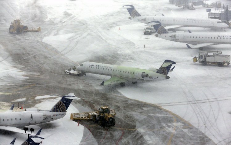 《2015年暴风雪取消航班 航空公司损失2亿美金[新年礼物]》