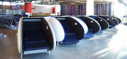 《赫尔辛基机场引入“豆荚”式睡椅 创欧洲先例》