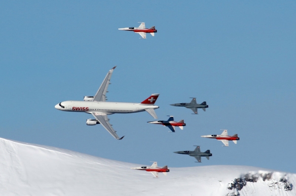 客机也要加特技！A320与6架战斗机雪山共舞