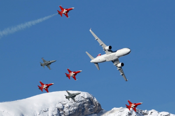 客机也要加特技！A320与6架战斗机雪山共舞