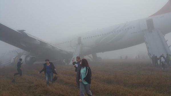 《土耳其航空客机雾天降落冲出跑道　无人受伤》