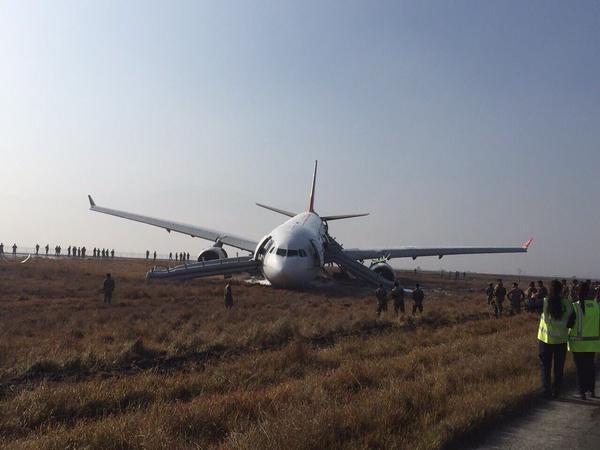 土耳其航空客机雾天降落冲出跑道　无人受伤