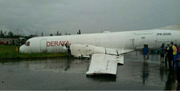 《印尼货机降落偏离跑道　起落架坍塌机翼断裂》
