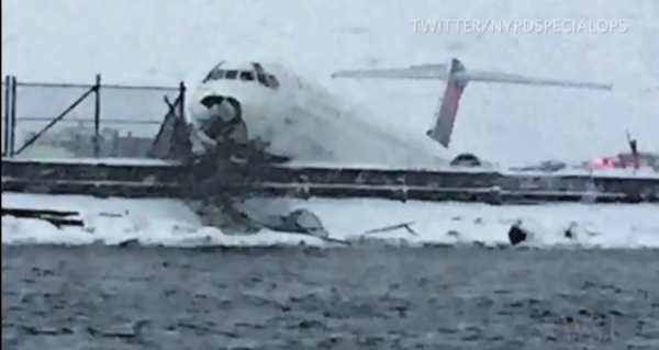 纽约拉瓜迪亚机场一客机滑出跑道险落水