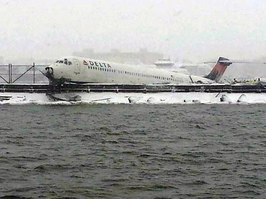 《纽约拉瓜迪亚机场一客机滑出跑道险落水》