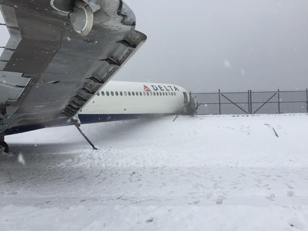 纽约拉瓜迪亚机场一客机滑出跑道险落水
