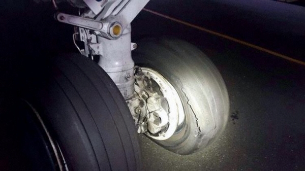 印度客机着陆时轮胎爆裂 无人受伤