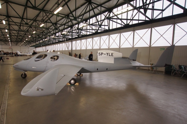 车库里的喷气机：波兰超轻型喷气飞机开始测试