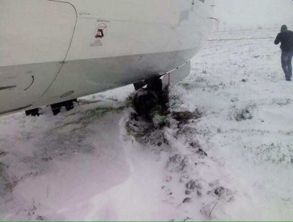 吉尔吉斯斯坦客机雪天降落偏离跑道