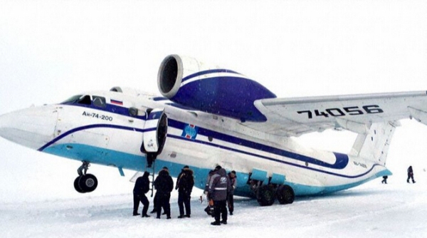 《俄罗斯安74飞机在北极附近重着陆 机尾着地》