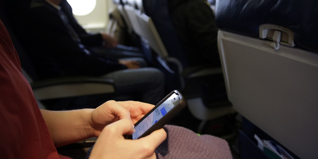 《为什么飞机上不能使用手机？》