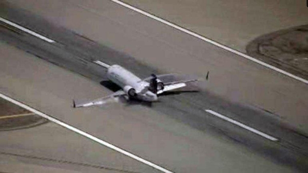 快讯：美国一客机起落架故障 惊险着陆